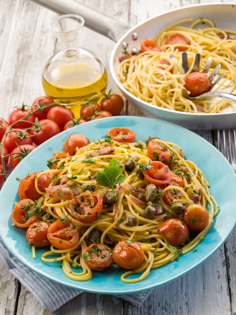 Spaghetti z pomidorami i bazylią /123RF/PICSEL