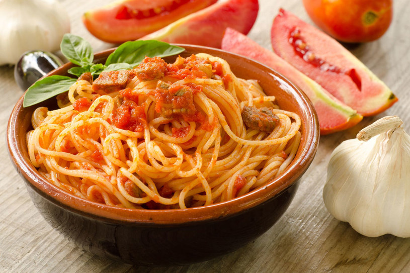 Spaghetti z pomidorami /123RF/PICSEL