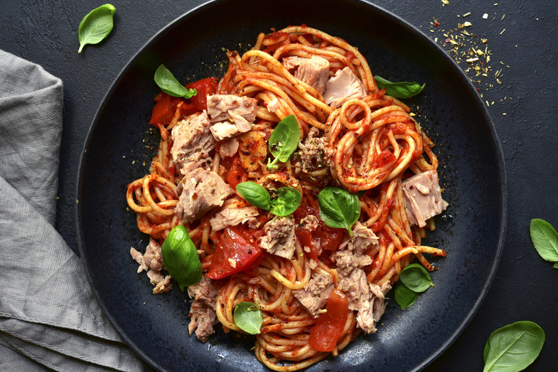 Spaghetti z tuńczykiem to doskonały pomysł na szybki obiad /123RF/PICSEL