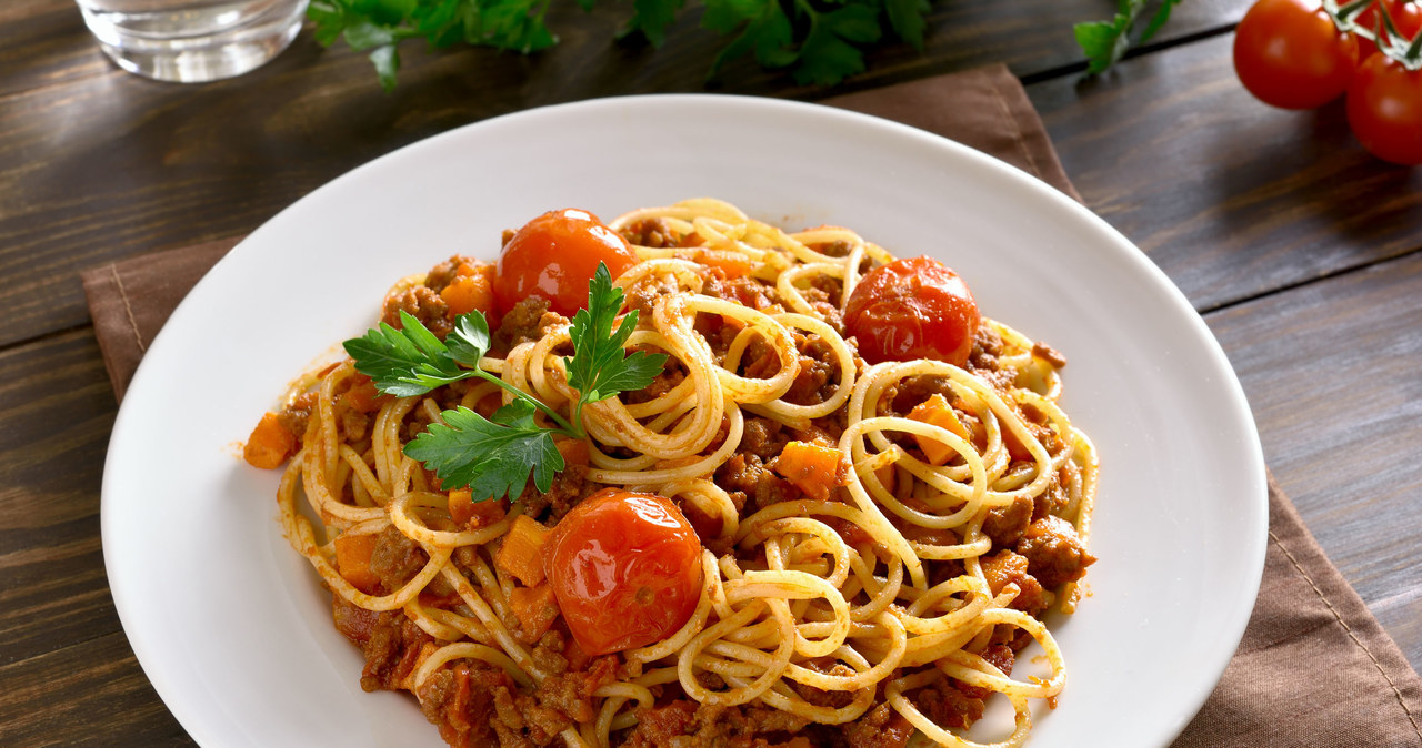 Spaghetti z wyśmienitym sosem mięsno-warzywnym /123RF/PICSEL