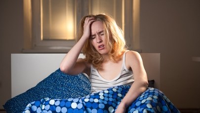 Spałaś 8 godzin i budzisz się zmęczona? Ten domowy eksperyment może odmienić Twoje noce