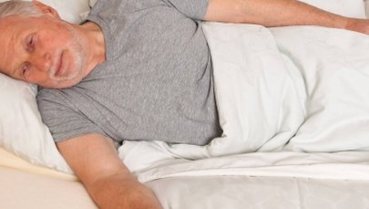 Spali obok zwłok, byli przywiązywani do łóżek. Tragiczna sytuacja w domu starców