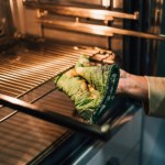 Spaliłaś coś w piekarniku? Domowy trik usunie smród spalenizny w kilka minut