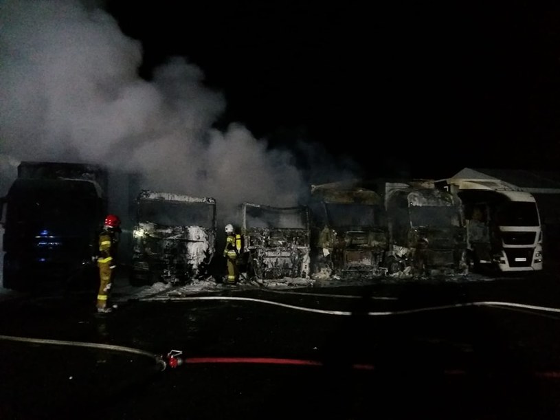 Spaliło się sześć ciężarówek /Komenda Powiatowa Państwowej Straży Pożarnej w Lublińcu /