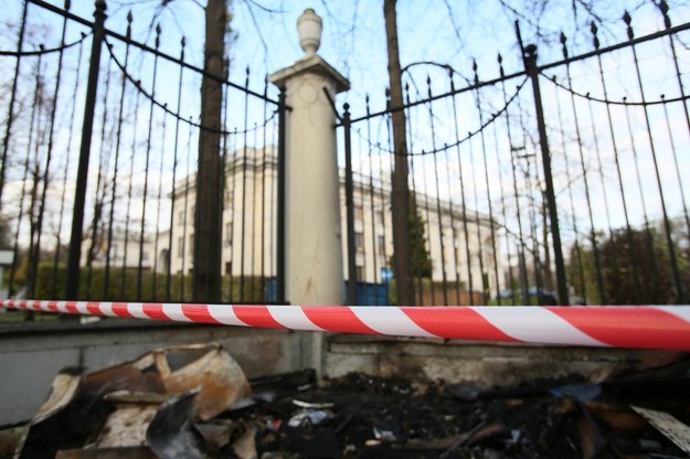 Spalona budka pod ambasadą Rosji /Leszek Szymański /PAP