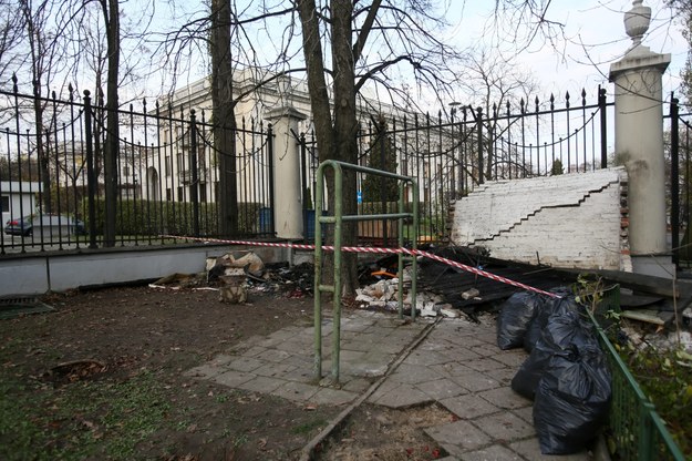 Spalona budka przed ambasadą Rosji w Warszawie /Leszek Szymański /PAP