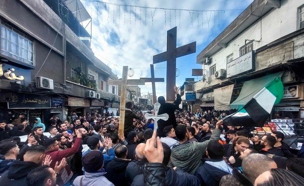 Spalona choinka, atak na kościół. Chrześcijanie protestowali w Syrii