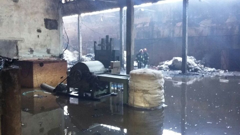 Spalona hala magazynowa w Pabianicach /Gorąca Linia RMF FM /Gorąca Linia RMF FM