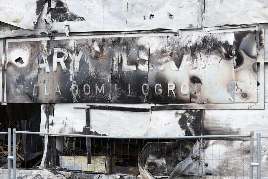 Spalona hala targowa przy ul. Marywilskiej 44 /Paweł Supernak /PAP