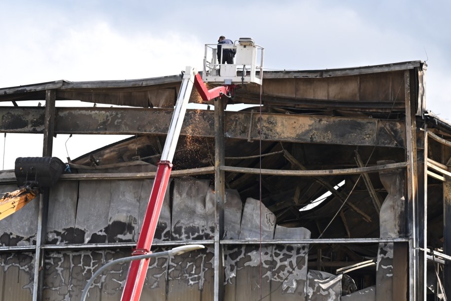 Spalona hala w Kawlach /Adam Warżawa /PAP