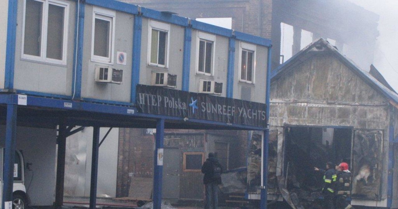 Spalona hala w Stoczni Gdańskiej