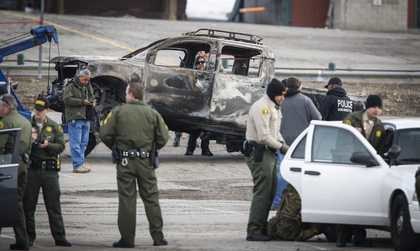 Spalona półciężarówka należąca prawdopodobnie do poszukiwanego mężczyzny /BRET HARTMAN  /PAP/EPA