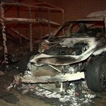 Spalone auta na wrocławskim osiedlu. Zajęły się od śmietnika
