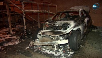 Spalone auta na wrocławskim osiedlu. Zajęły się od śmietnika