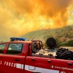 Spalone auta, turyści ewakuowani z plaż. Piekielne pożary na Sardynii