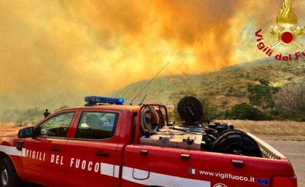 Spalone auta, turyści ewakuowani z plaż. Piekielne pożary na Sardynii