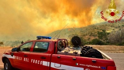 Spalone auta, turyści ewakuowani z plaż. Piekielne pożary na Sardynii