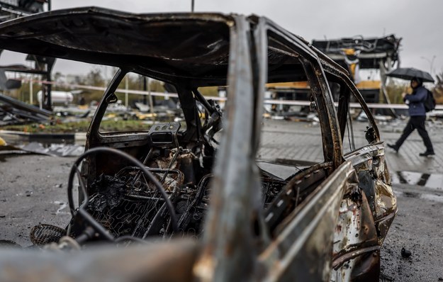 Spalone auto na zniszczonej stacji gazowej w miejscowości Dnipro /HANNIBAL HANSCHKE /PAP/EPA