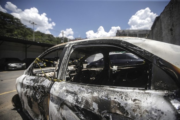 Spalone auto, w którym znaleziono zwłoki ambasadora /	VICTOR DE SA /PAP/EPA