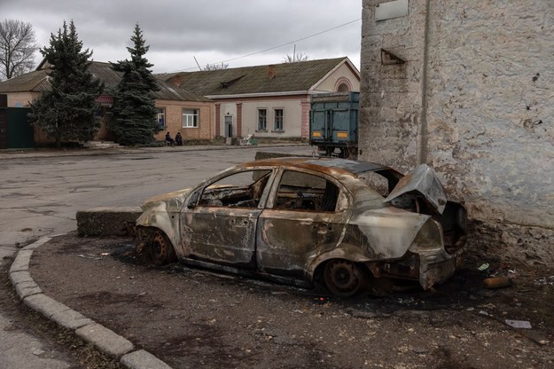 Spalone auto w miejscowości Snihuriwka w obwodzie mikołajowskim /ROMAN PILIPEY /PAP/EPA