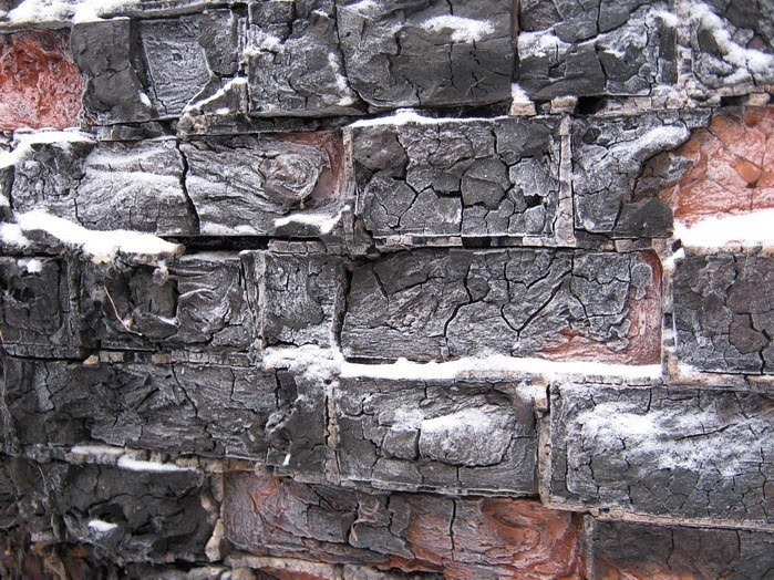 Spalone cegły na ścianie jednej z komnat podziemi fortu /materiały prasowe