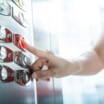 Zwłoki kobiety Spalone ciało kobiety w windzie. Makabryczne odkrycie w Łodzi