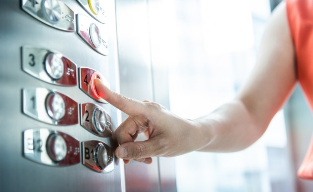 Spalone ciało kobiety w windzie. Makabryczne odkrycie w Łodzi