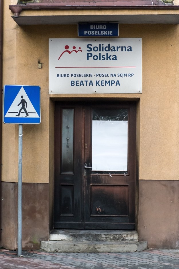 Spalone drzwi wejściowe do biura poselskiego Beaty Kempy w Sycowie /Maciej Kulczyński /PAP