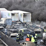 Spalone samochody na autostradzie. Gigantyczny karambol na Węgrzech