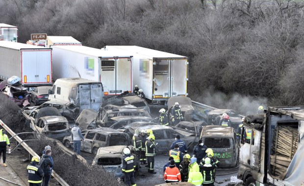 Spalone samochody na autostradzie. Gigantyczny karambol na Węgrzech