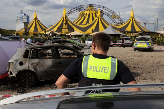 Spalone samochody na parkingu przy cyrku /Friedemann Vogel /PAP/EPA