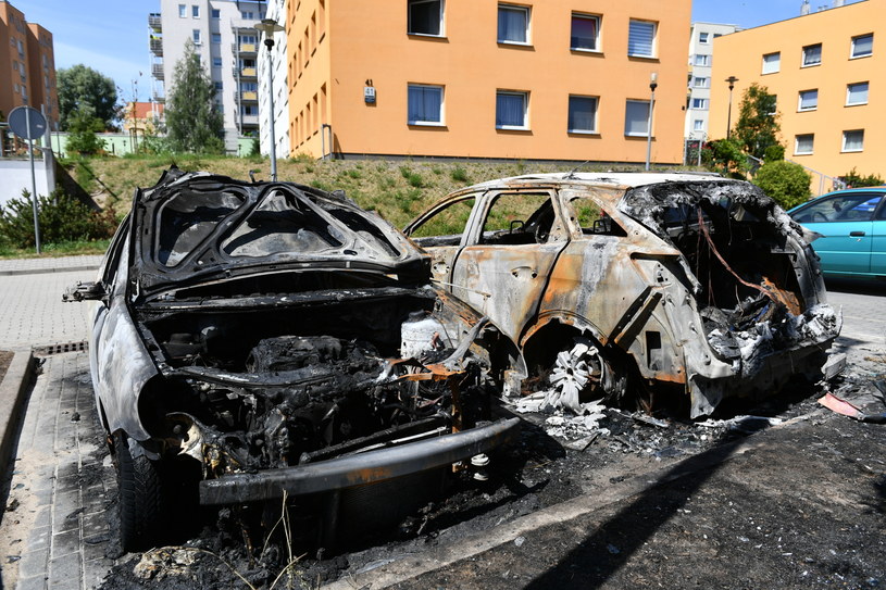 Spalone samochody na parkingu w Gdańsku / 	Adam Warżawa    /PAP