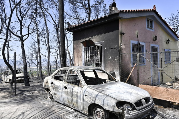 Spalone samochody osobowe w pobliżu miasta Lutraki na zdjęciu z 20 lipca /VASILIS PSOMAS /PAP/EPA