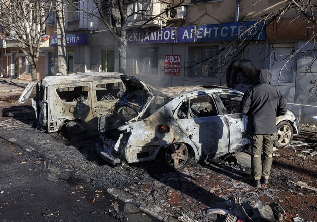 Spalone samochody po trafieniu rakietą w Doniecku /Sergei Ilnitsky /PAP/EPA