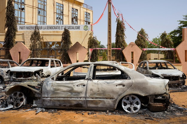 Spalone samochody po zamieszkach w Nigrze /ISSIFOU DJIBO /PAP/EPA
