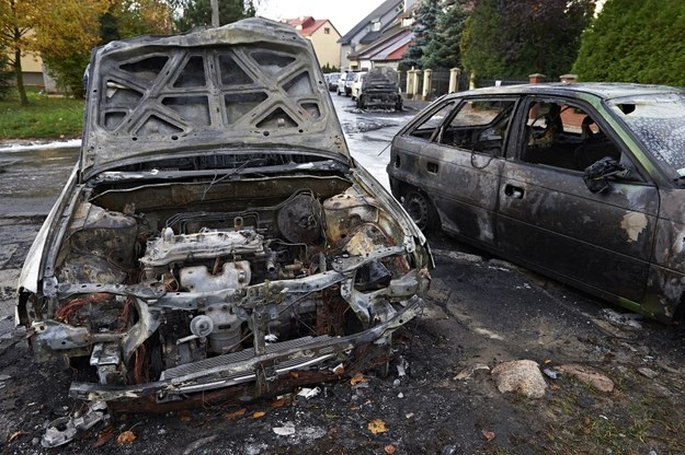 Spalone samochody przy ul. Raciborskiego w Gdańsku /Adam Warżawa /PAP