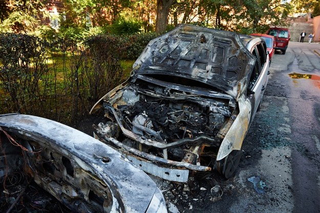 Spalone samochody przy ul. Tarasy w gdańskiej dzielnicy Suchanino /Adam Warżawa /PAP