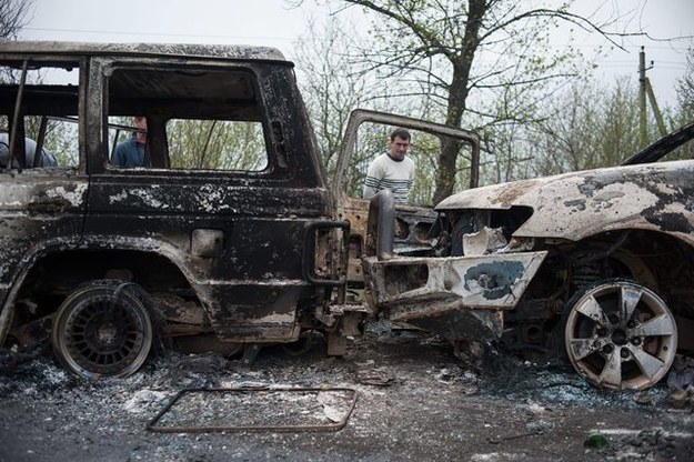 Spalone samochody w pobliżu zamieszek /ROMAN PILIPEY /PAP/EPA