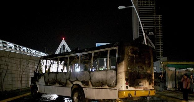 Spalony autobus na ulicy  Lopez Mateos w  Guadalajara /AFP