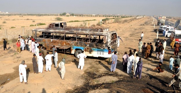 Spalony autobus po wypadku //SHAHZAIB AKBER /PAP/EPA