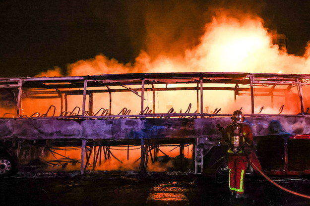 Spalony autobus w Nanterre pod Paryżem /PAP/EPA