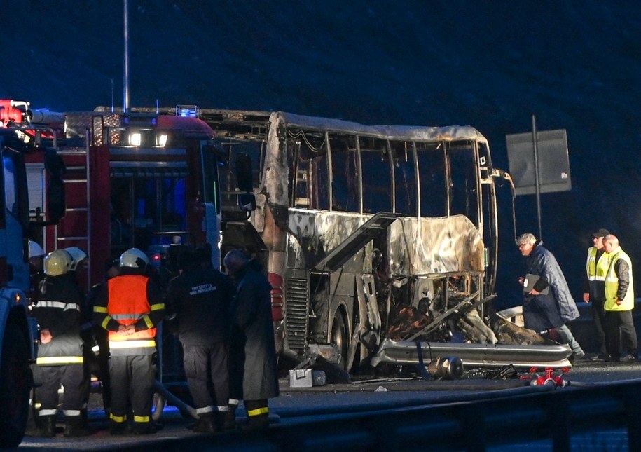 Spalony autokar na autostradzie w Bułgarii /VASSIL DONEV /PAP/EPA