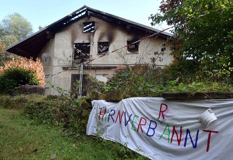 Spalony budynek, który służył za schronisko dla uchodźców w Remchingen /ULI DECK /AFP