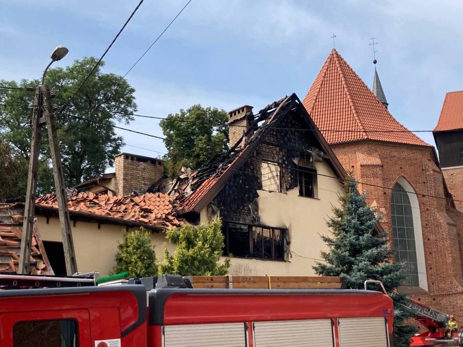 Spalony budynek plebanii w Nowym Stawie /Roman Jocher    /PAP