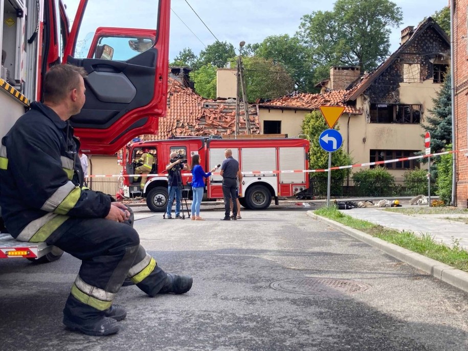 Spalony budynek plebanii w Nowym Stawie /Roman Jocher    /PAP