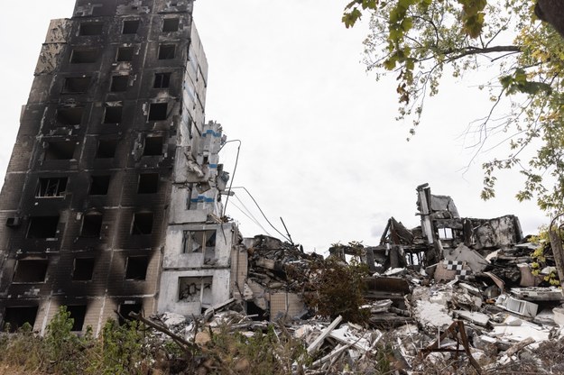 Spalony budynek w miejscowości Wuhłedar w obw. donieckim /Yevhen Titov /PAP