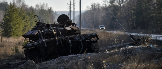 Spalony czołg przy drodze w obwodzie donieckim /OLEG PETRASYUK /PAP/EPA
