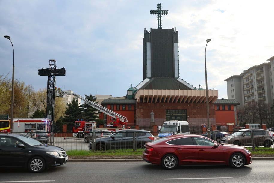 Spalony krzyż przed kościołem parafialnym św. Maksymiliana Marii Kolbego w Warszawie /Leszek Szymański /PAP