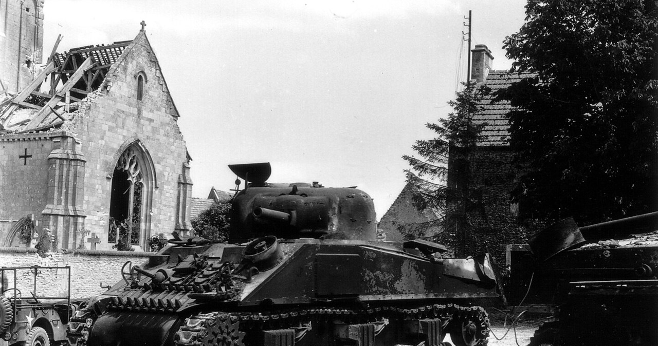 Spalony M4 Sherman w wersji z działem 75 mm. Takim czołgiem mógł dowodzić kapral Gene F. Walker /Conseil Régional de Basse-Normandie / Archives Nationales du CANADA /Wikimedia