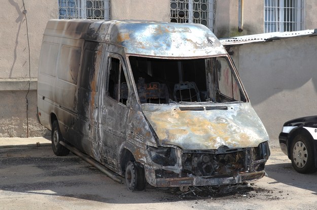 Spalony mercedes sprinter na parkingu policyjnym w Piszu /Tomasz Waszczuk /PAP